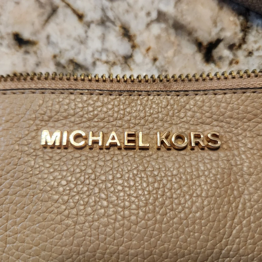 Michael Kors Wristlet, Beige Tan Pebbled Leather, Gold Tone, Clutch Lightweight